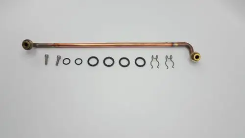 Remeha Bypass Rohr in Kupfer mit zwei Anschlüssen, sechs Dichtungen, zwei Schrauben und zwei Halteklammern.